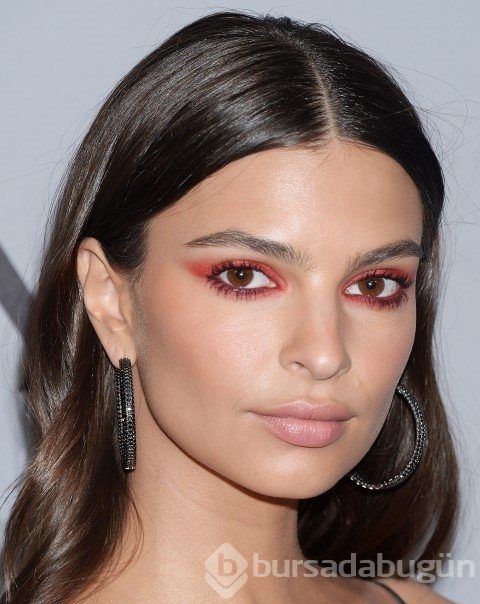Emily Ratajkowski, giydiği kıyafetle herkesi büyüledi!
