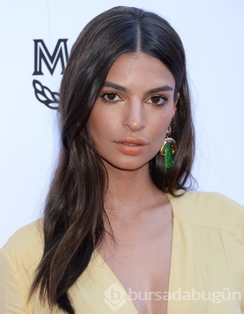 Emily Ratajkowski, giydiği kıyafetle herkesi büyüledi!