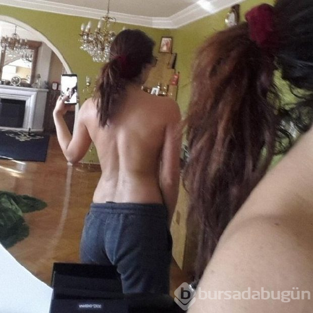 Üstsüz sırt selfie