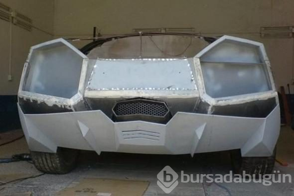 Hayallerindeki otomobili evinin garajında yaptı! Hurdadan son model lüks otomobile