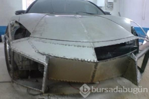 Hayallerindeki otomobili evinin garajında yaptı! Hurdadan son model lüks otomobile