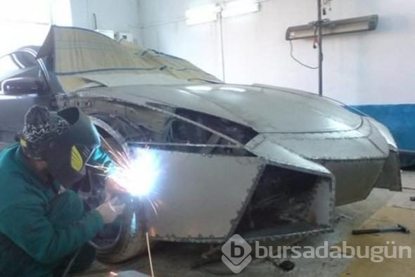 Hayallerindeki otomobili evinin garajında yaptı! Hurdadan son model lüks otomobile