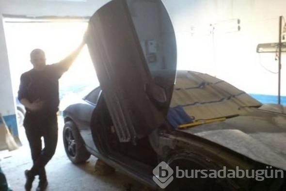 Hayallerindeki otomobili evinin garajında yaptı! Hurdadan son model lüks otomobile