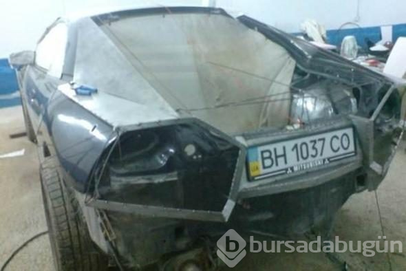 Hayallerindeki otomobili evinin garajında yaptı! Hurdadan son model lüks otomobile