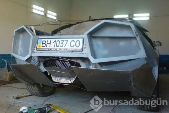 Hayallerindeki otomobili evinin garajında yaptı! Hurdadan son model lüks otomobile