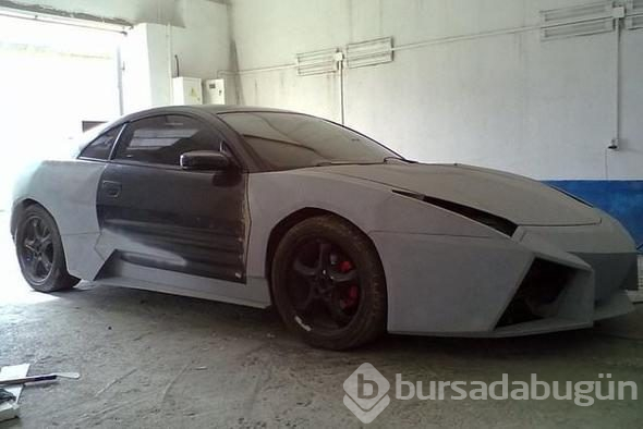 Hayallerindeki otomobili evinin garajında yaptı! Hurdadan son model lüks otomobile