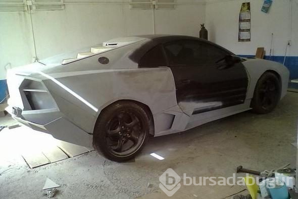 Hayallerindeki otomobili evinin garajında yaptı! Hurdadan son model lüks otomobile