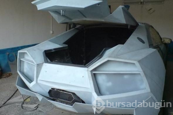 Hayallerindeki otomobili evinin garajında yaptı! Hurdadan son model lüks otomobile