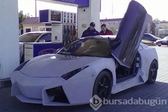 Hayallerindeki otomobili evinin garajında yaptı! Hurdadan son model lüks otomobile