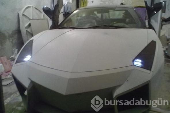 Hayallerindeki otomobili evinin garajında yaptı! Hurdadan son model lüks otomobile
