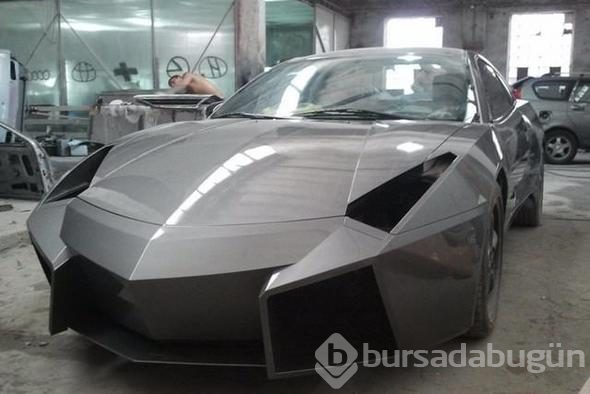 Hayallerindeki otomobili evinin garajında yaptı! Hurdadan son model lüks otomobile