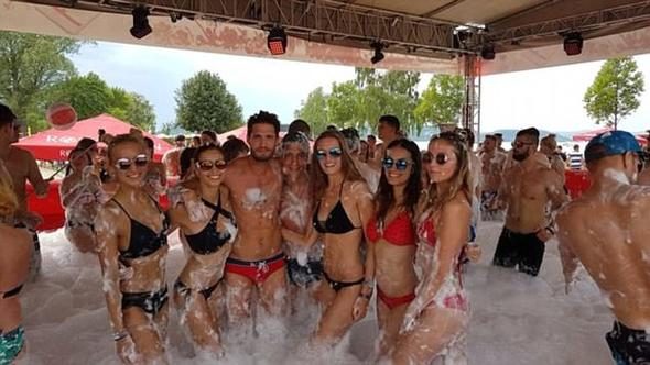 Uygulamadan bulduğu kadınların evinde kaldı! Her şeyi bedavaya getirdi!