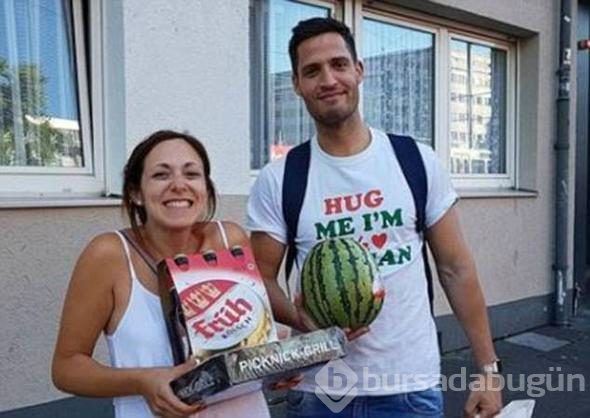 Uygulamadan bulduğu kadınların evinde kaldı! Her şeyi bedavaya getirdi!