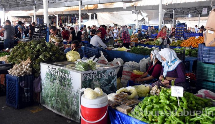 Pazarcı tezgahında gülümseten etiketler