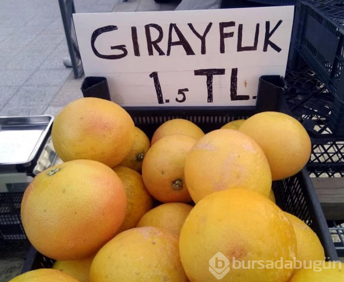 Pazarcı tezgahında gülümseten etiketler