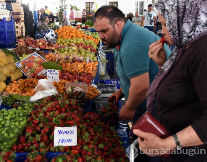 Pazarcı tezgahında gülümseten etiketler