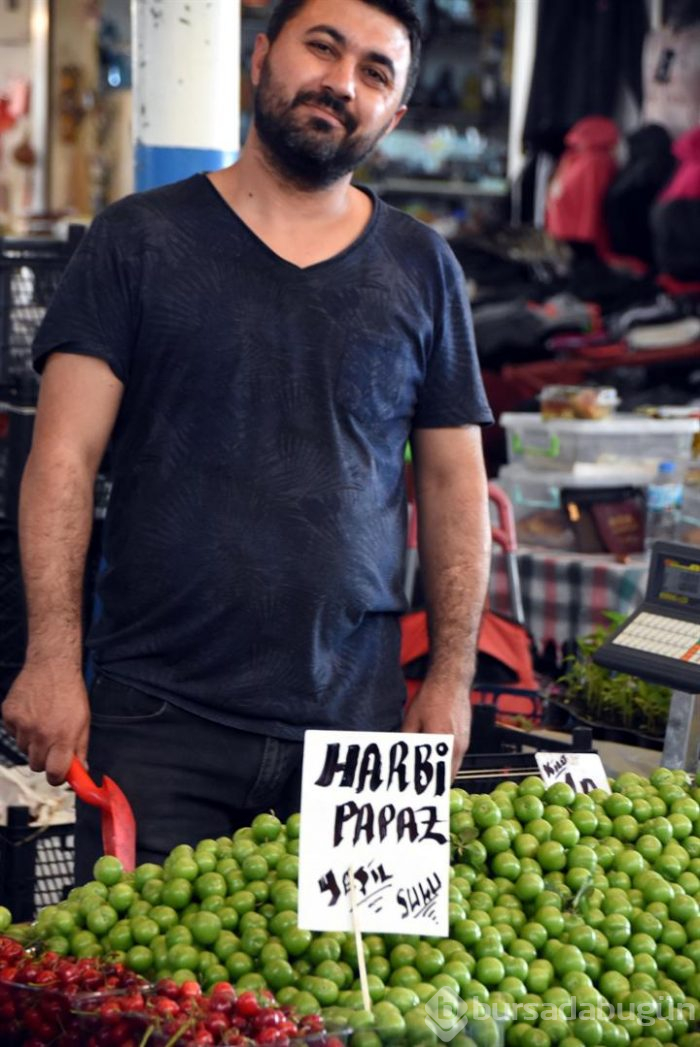 Pazarcı tezgahında gülümseten etiketler
