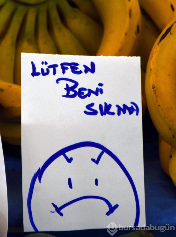 Pazarcı tezgahında gülümseten etiketler