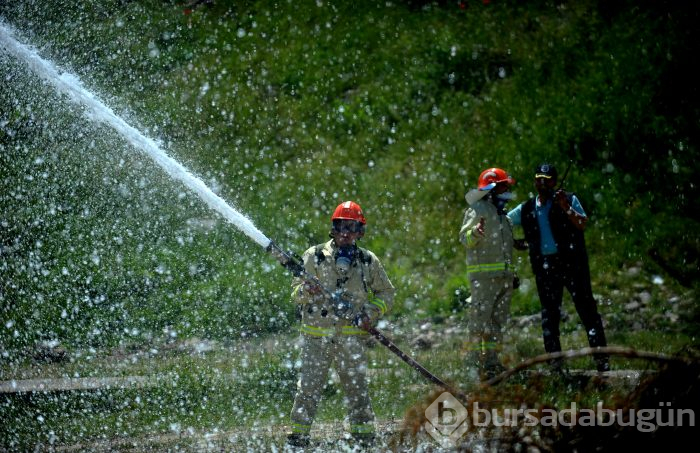 Bursa'da ormancılar en hızlı hortumu açabilmek için yarıştı 