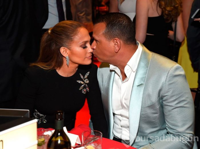 Jennifer Lopez yardım gecesine damga vurdu