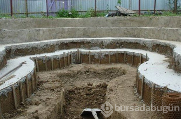 Doğadaki malzemeleri kullanarak akvaryum yaptı