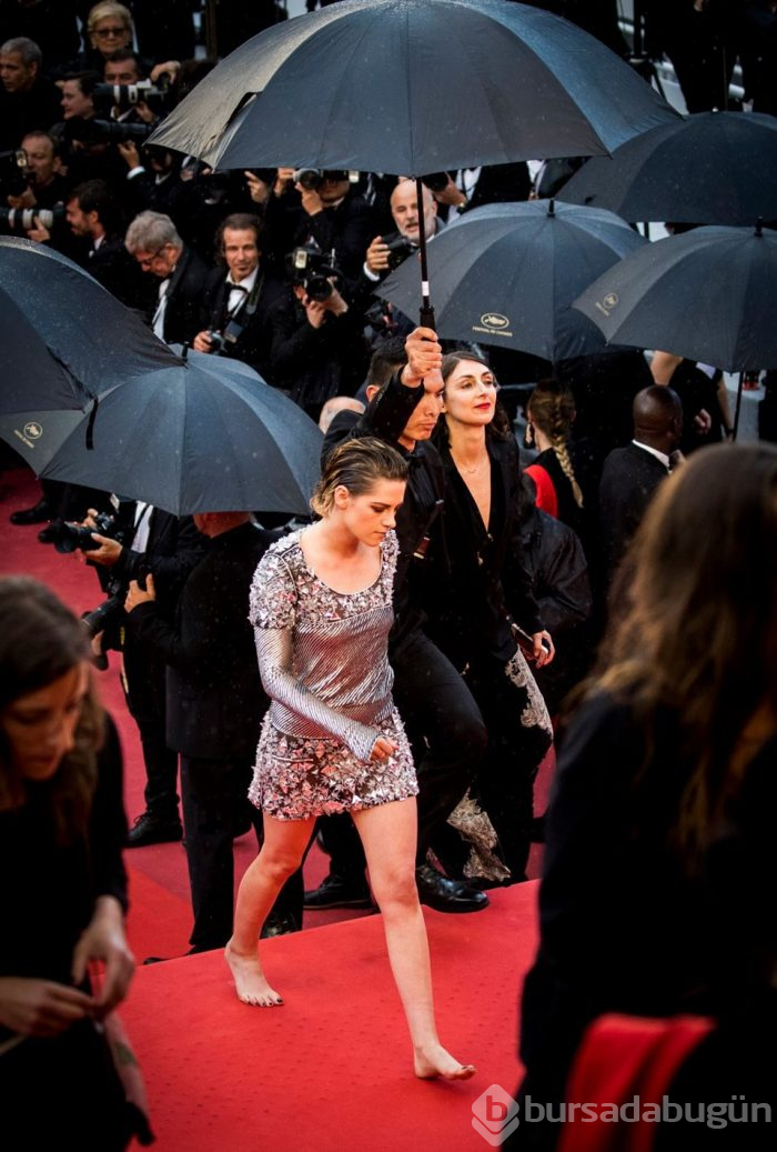 Kristen Stewart'tan Cannes'daki topuklu ayakkabı zorunluluğuna çıplak ayaklı protesto