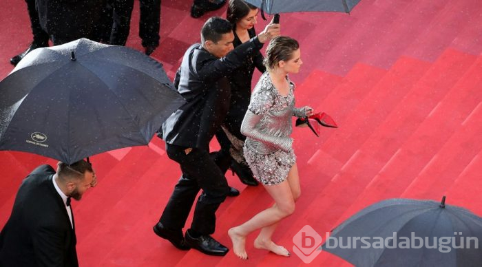 Kristen Stewart'tan Cannes'daki topuklu ayakkabı zorunluluğuna çıplak ayaklı protesto