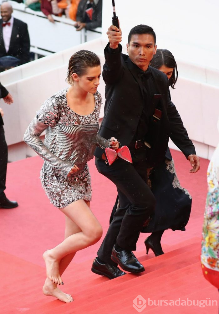 Kristen Stewart'tan Cannes'daki topuklu ayakkabı zorunluluğuna çıplak ayaklı protesto