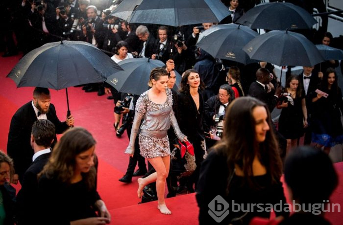 Kristen Stewart'tan Cannes'daki topuklu ayakkabı zorunluluğuna çıplak ayaklı protesto