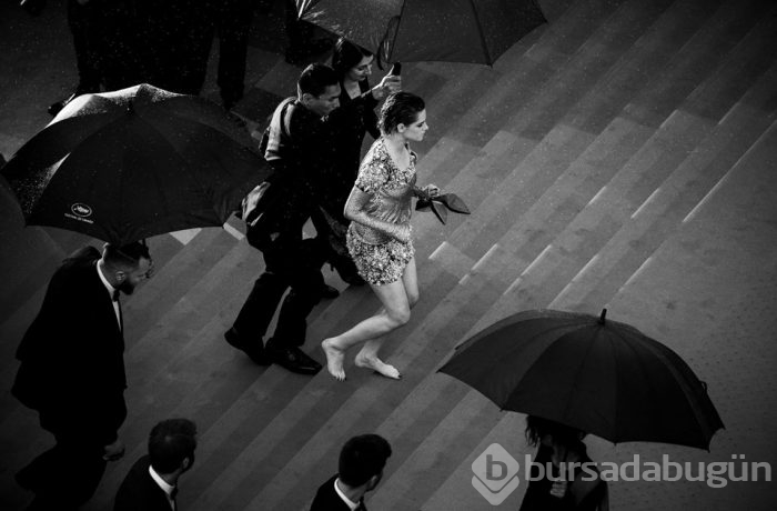 Kristen Stewart'tan Cannes'daki topuklu ayakkabı zorunluluğuna çıplak ayaklı protesto