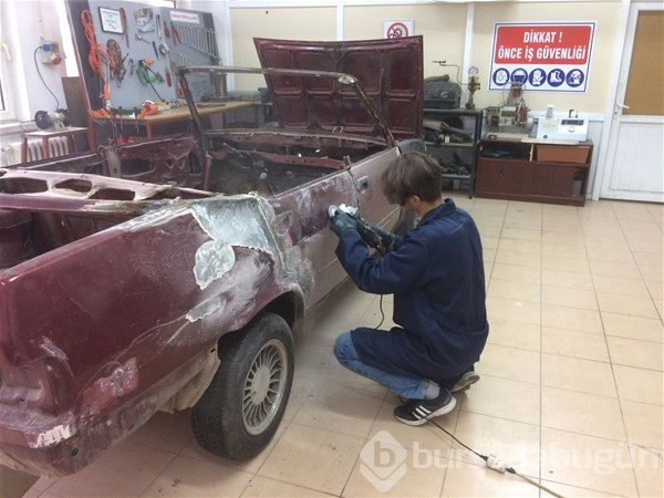 Hurda aracı spor otomobile dönüştürdüler