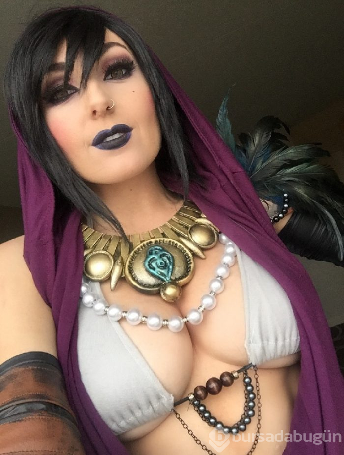 Jessica Nigri çatır çatır yiyor
