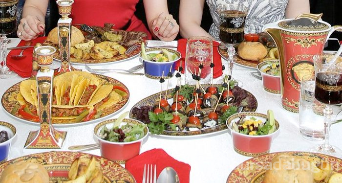 Kediciklerin iftar sofrası akılalmaz! Tülay Kumaşçı paylaştı