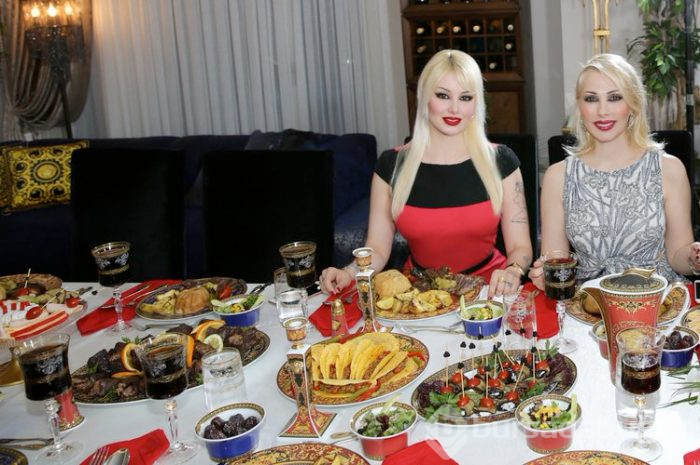Kediciklerin iftar sofrası akılalmaz! Tülay Kumaşçı paylaştı