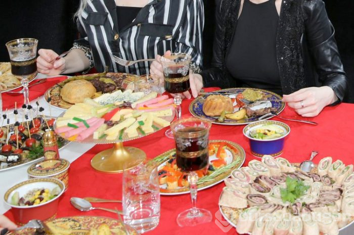 Kediciklerin iftar sofrası akılalmaz! Tülay Kumaşçı paylaştı