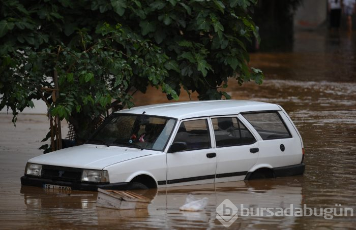 Bursa'yı sel vurdu! Heyelan karayolunu kapattı