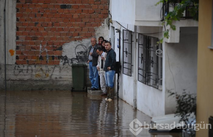 Bursa'yı sel vurdu! Heyelan karayolunu kapattı