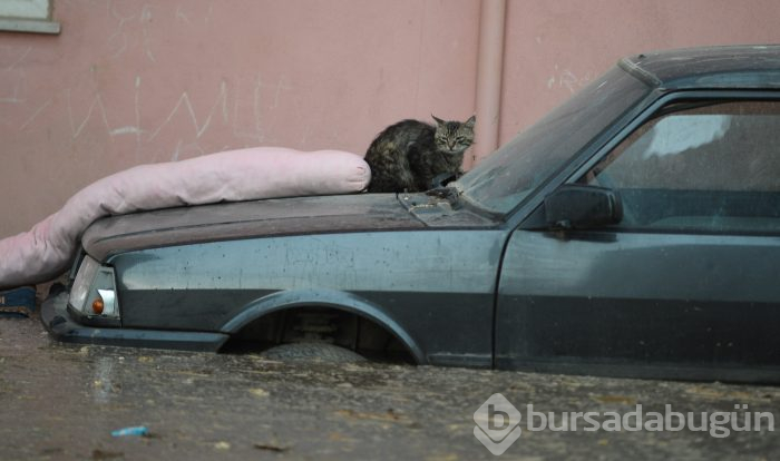 Bursa'yı sel vurdu! Heyelan karayolunu kapattı