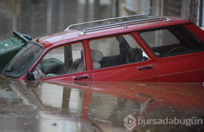 Bursa'yı sel vurdu! Heyelan karayolunu kapattı