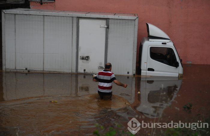 Bursa'yı sel vurdu! Heyelan karayolunu kapattı