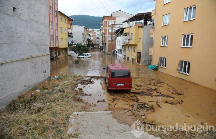 Bursa'yı sel vurdu! Heyelan karayolunu kapattı