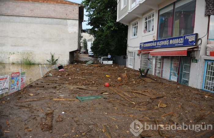Bursa'yı sel vurdu! Heyelan karayolunu kapattı