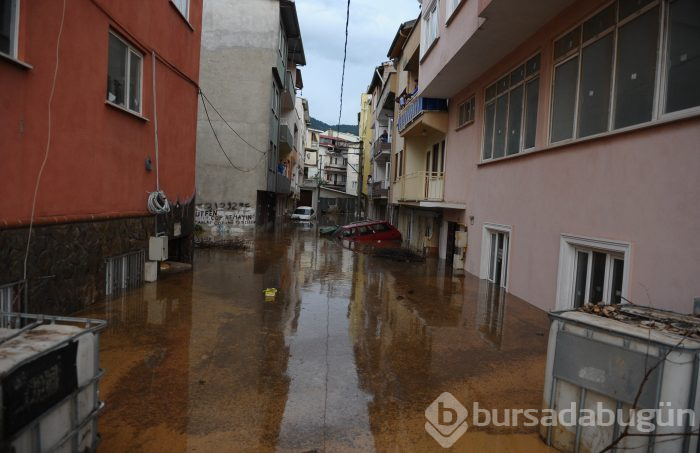 Bursa'yı sel vurdu! Heyelan karayolunu kapattı