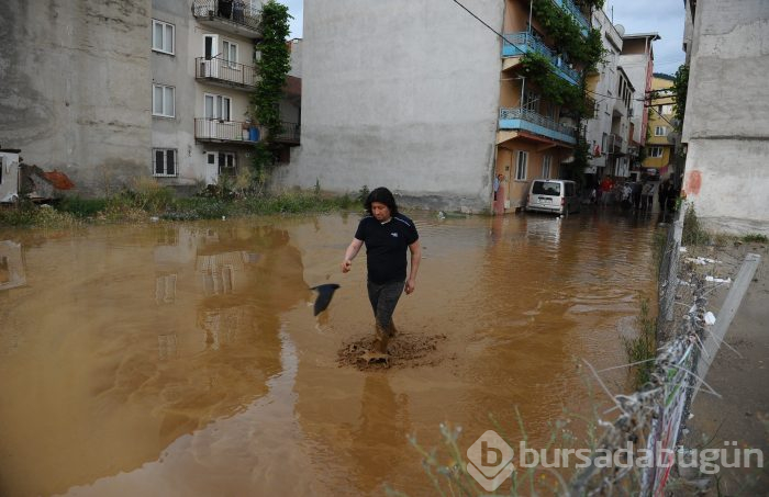 Bursa'yı sel vurdu! Heyelan karayolunu kapattı