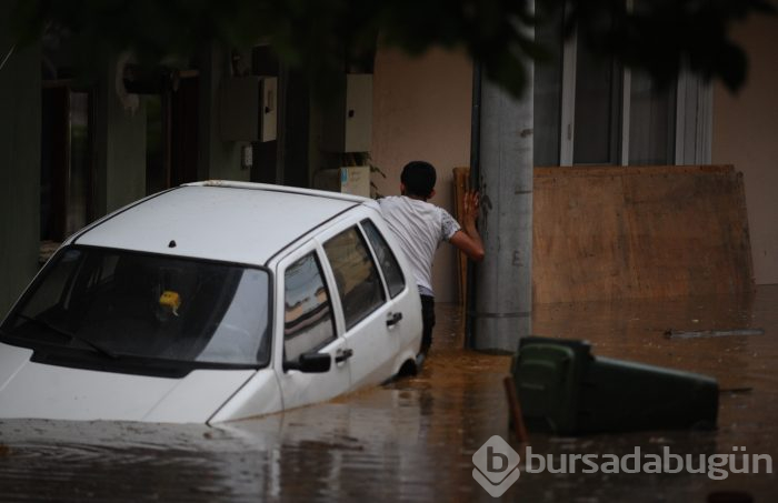 Bursa'yı sel vurdu! Heyelan karayolunu kapattı