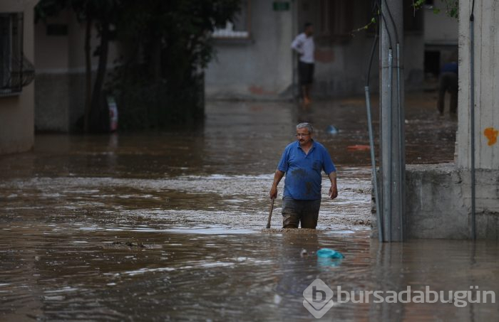 Bursa'yı sel vurdu! Heyelan karayolunu kapattı