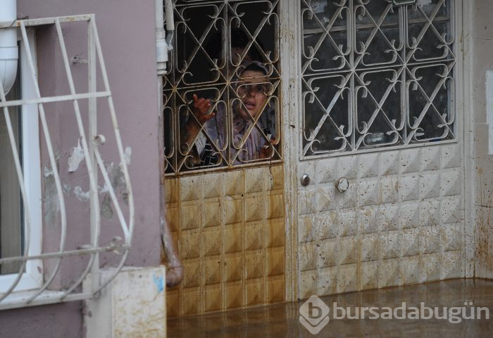 Bursa'yı sel vurdu! Heyelan karayolunu kapattı