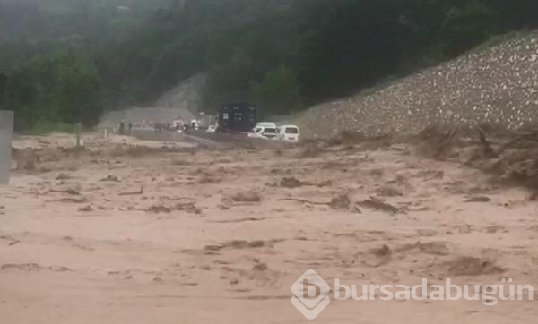 Bursa'yı sel vurdu! Heyelan karayolunu kapattı