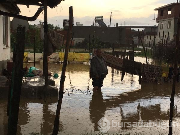 Bursa'yı sel vurdu! Heyelan karayolunu kapattı