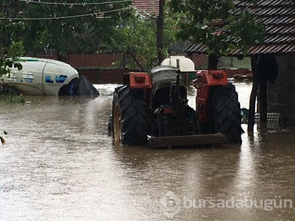Bursa'yı sel vurdu! Heyelan karayolunu kapattı
